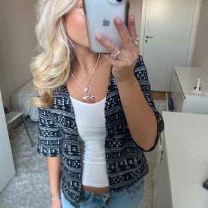 Trekvartsärmad kofta - Säljer denna trekvartsärmade kofta. Har du någon fråga är det bara att höra av dig🫶🏻