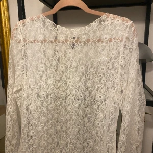 Spetstopp - Vit långärmad spetstopp. Trendig & skitsnygg men kommer tyvärr inte till användning. Perfekt under en tröja eller till en fest!🎀🌟😙 Köpt på H&M i Paris
