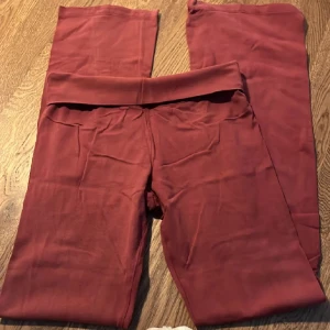Brandy Melville  - Byxor från brandy Melville, superfina lågmidjade bootcut leggings. I onesize - ca Xs-M  Ovanlig färg (vinröd)