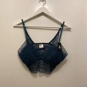 Spets bh - Säljer min snygga spets bh i mörkgrön, stl M/80B/80A, i splitter nytt skick med prislappen kvar!