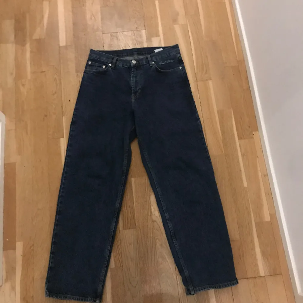 Seljer ett par sweet sktbs jeans som är i bra skick  Seljer dem för att de har blivit för små för mig Köparen betalar frakt 🚚 . Jeans & Byxor.