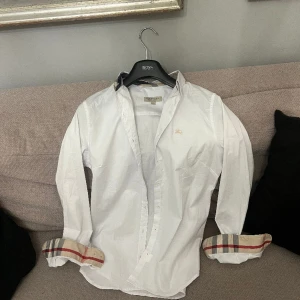 Burrberry skjorta  - Burrberry i nyskick skjorta storlek L. Sitter mer som S/M