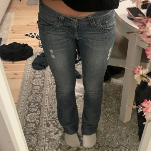 Lågmidjade jeans💕 - Lågmidjade blåa bootcut jeans från Guess.🥰 Köpta i en vintage butik så kan vara en vintage modell. De är aldrig använda då de tyvärr var för små för mig. Storlek W27. 400 + frakt Går bra att använda köp nu!