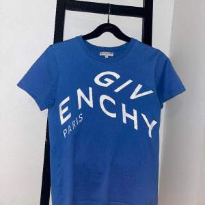 Säljer min blå Givenchy T-Shirt för att den är för liten. Väldigt bra skick. Köpt på NK i Gbg. Ny pris 2000kr säljer för 900kr. Skick 9/10 Dm för mer information. Storlek 12y/152