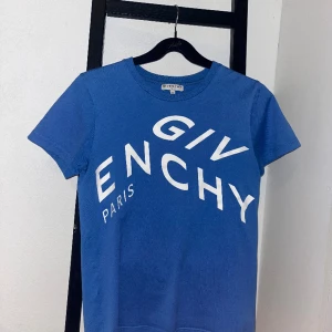 Givenchy Paris T-Shirt  - Säljer min blå Givenchy T-Shirt för att den är för liten. Väldigt bra skick. Köpt på NK i Gbg. Ny pris 2000kr säljer för 900kr. Skick 9/10 Dm för mer information. Storlek 12y/152