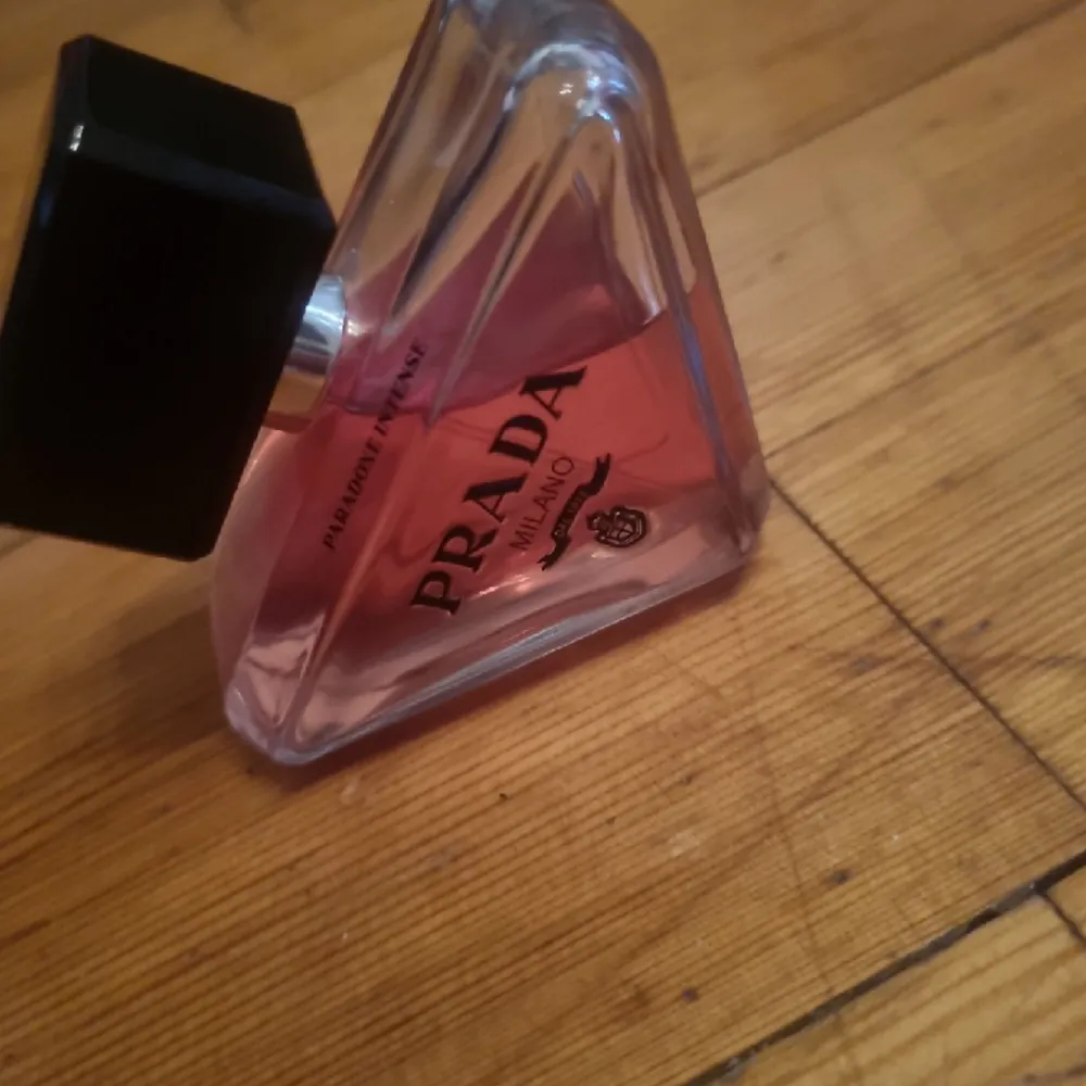 Säljer denna Prada paradoxe parfymen i intense doften då den inte används, ca 85% kvar. . Övrigt.