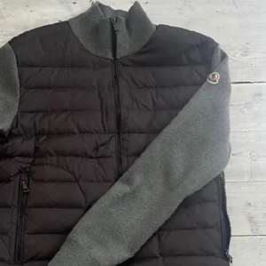 Moncler Cardigan - En Moncler Magilone Tricot Cardigan! 100% äkta och i nyskick. Använd i 1-2 månader och perfekt nu till våren. För fler bilder eller frågor skriv privat! Storlek 2/M men passar som S då det är Monclers storlekar!