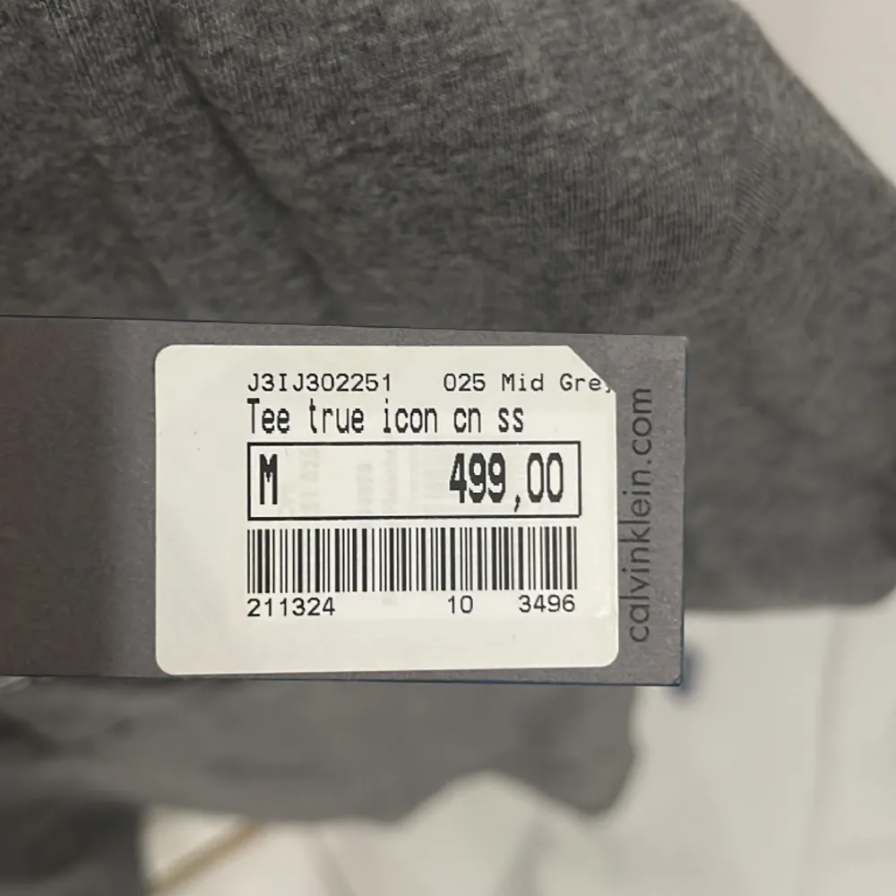 Storlek : herr m Skick sprillans ny  Färg : grå  Ny pris : 499kr. T-shirts.