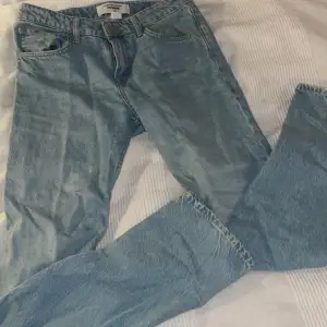 Ett par straight leg jeans från H&M som tyvärr inte används längre. Kom priv för fler bilder❤️