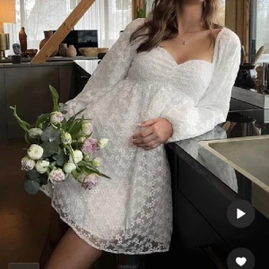 Vit studentklänning - Säljer min superfina studentklänning från Nakd x Ida Carlsson. Den är från det andra släppet så inga axelvaddar🥰 Endast använd en gång så i nyskick💕 