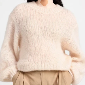 Stickad vit tröja - Säljer min fina stickade vita tröja som aldrig är använd. Köpt för 500 