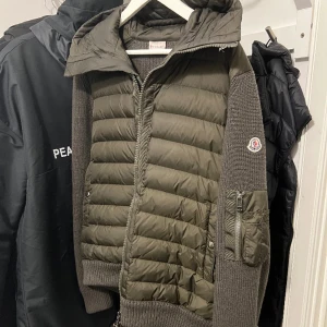 Moncler cardigan - Säljer nu min extremt fina moncler tricot cardigan i mörkgrön färg. Väldigt eftertraktad cardigan i storlek XL men passar L och en större M då modellen är relativt liten och kort. Den är i nyskick, använd ett fåtal gånger, även slutsåld överallt. 