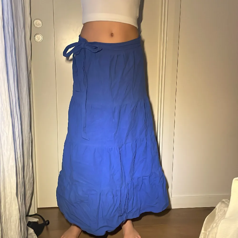 De är en blå lång kjol,den är använd ca 5 gånger och är i fint skick❤️ Pris: 150kr Ordinarie pris:200kr. Kjolar.