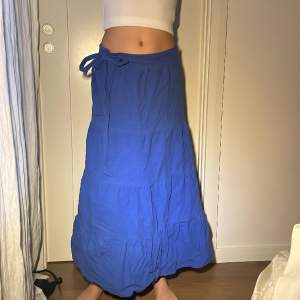 De är en blå lång kjol,den är använd ca 5 gånger och är i fint skick❤️ Pris: 150kr Ordinarie pris:200kr