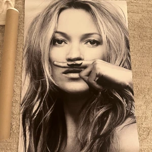 Kate Moss tavla  - Jätte fin Helt ny tavla med kate Moss på i måtten 70x100cm den är helt oanvänd och säljer på grund av att den inte passade tyvärr!!💞