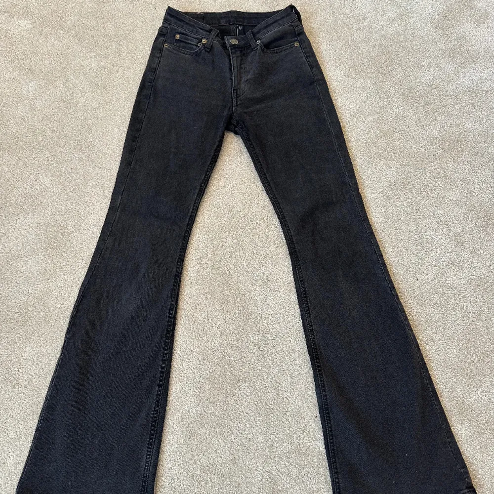 Låga bootcut jeans från weekday. 🩷 Använda fåtal gånger. Storlek 25/32 som motsvarar xs. Köp/buda i meddelanden.🩷. Jeans & Byxor.