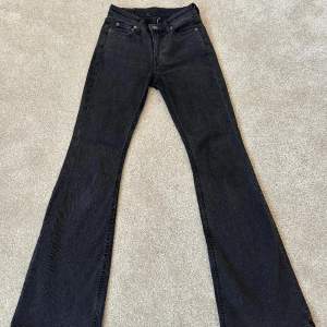 Låga bootcut jeans från weekday. 🩷 Använda fåtal gånger. Storlek 25/32 som motsvarar xs. Köp/buda i meddelanden.🩷