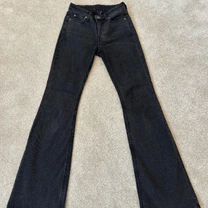 Low flared jeans  - Låga bootcut jeans från weekday. 🩷 Använda fåtal gånger. Storlek 25/32 som motsvarar xs. Köp/buda i meddelanden.🩷