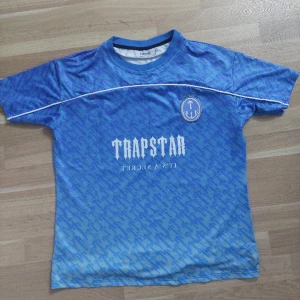Trapstar Fotboll TShirt  - Trapstar Fotboll Tshirt, Storlek S men passar M, den är också skräddad runt armarna så du behöver inte oroa att den kommer vara stor runt armarna (de flesta Tshirts av denna modellen har för stora armar, min har inte denna problem) använt 2 gånger.