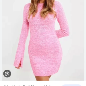 Open back klänning - Säljer denna superfina slutsålda klänningen från Nelly som endast använts någon enstaka gång. Kom privat för fler bilder och frågor💖☺️
