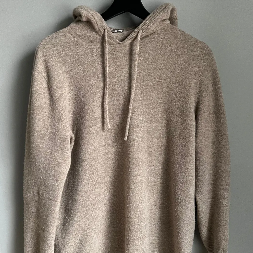 100% merinoull hoodie som är i princip helt ny. Inga hål eller defekter. Säljer den pågrund av att den är för liten för mig. Storlek M men passar S. Hoodies.