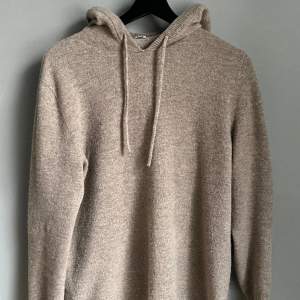 100% merinoull hoodie som är i princip helt ny. Inga hål eller defekter. Säljer den pågrund av att den är för liten för mig. Storlek M men passar S