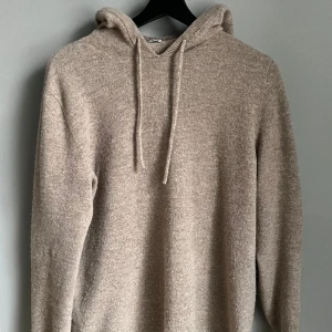 Merinoull Hoodie - 100% merinoull hoodie som är i princip helt ny. Inga hål eller defekter. Säljer den pågrund av att den är för liten för mig. Storlek M men passar S
