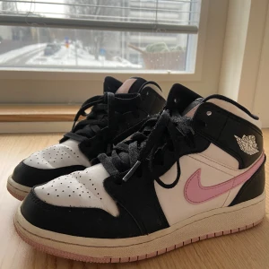 Rosa och svarta Air jordans - Rosa och svarta Air Jordans i storlek 36, passar mig som vanligtvis har 36🥰 Säljer då dom inte kommer till användning! 