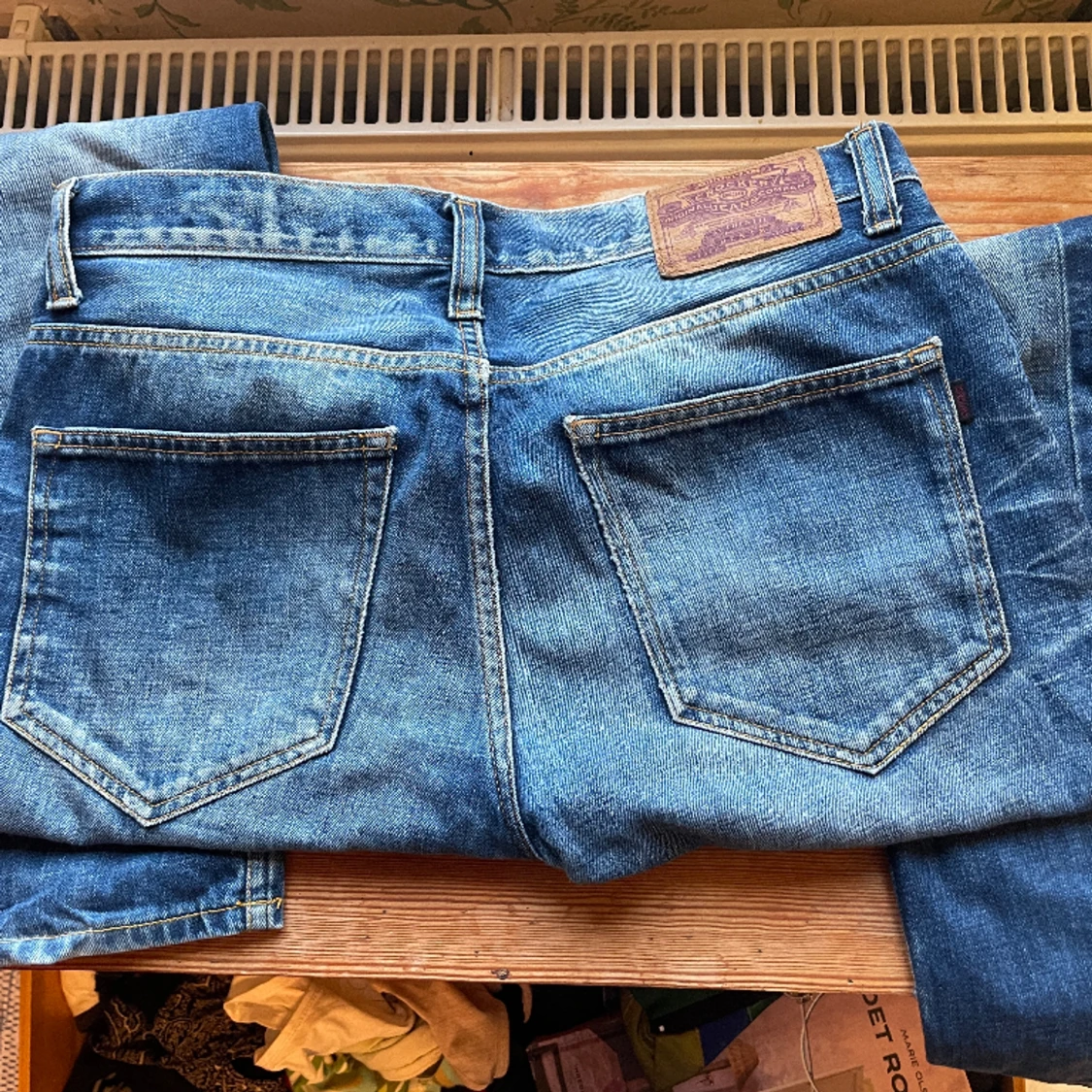 Jeans med snygg slitning - 91
