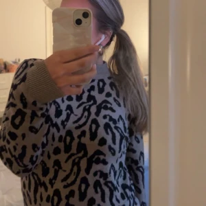 Stickad tröja - Säljer denna fina stickade tröjan med leopardmönster från Object. Köpte för 399, säljer för 250 då den bara är använd 2 gånger💞💞tryck gärna på köp nu
