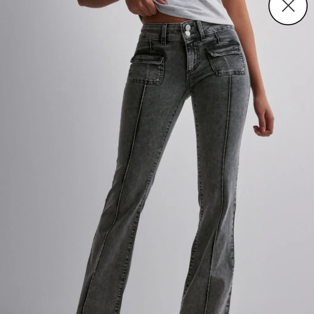 Helt nya, publicerar om dem då det blir fel när en annan person köpte dem. Storlek 34. Passar mig som är 169. Jeans & Byxor.