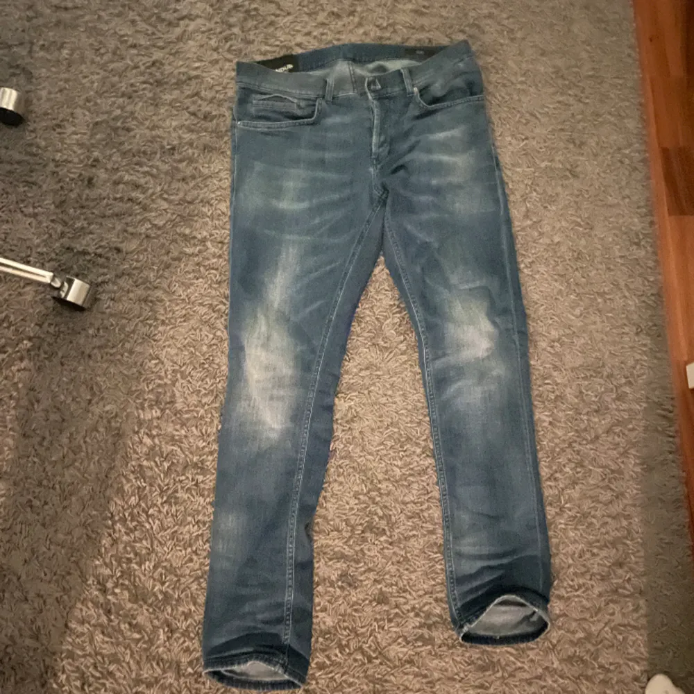 Säljer mina dondup jeans i str 33 pga dem är förstora i midjan. Har knte kvar kvittot men dme är köpta helt nya runt juni-juli. Helt felfria. Ny pris 3400. Jeans & Byxor.