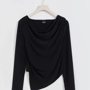 Asymmetrisk topp från Gina🥰 (aldrig använd och lånad bild) - Nyskick