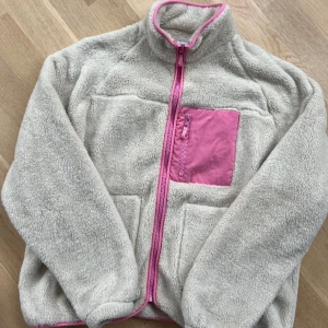 Superfin fleecetröja från Junkyard i stl S - Superfin och skön fleecetröja i stl S i nyskick. Endast testad! Beige/creme vit färg.   Pris 100:- + porto   Bor man i Uppsala kan jag mötas där! 