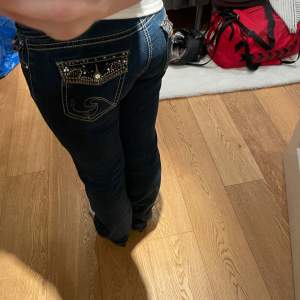 Jätte fina jeans med snygga detaljer på bakfickorna❤️  Öppen för prisförslag och köp nu💕