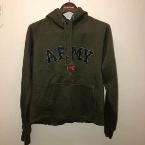 army hoodie - croppad, väldigt bra skick. längd 52, bredd 54