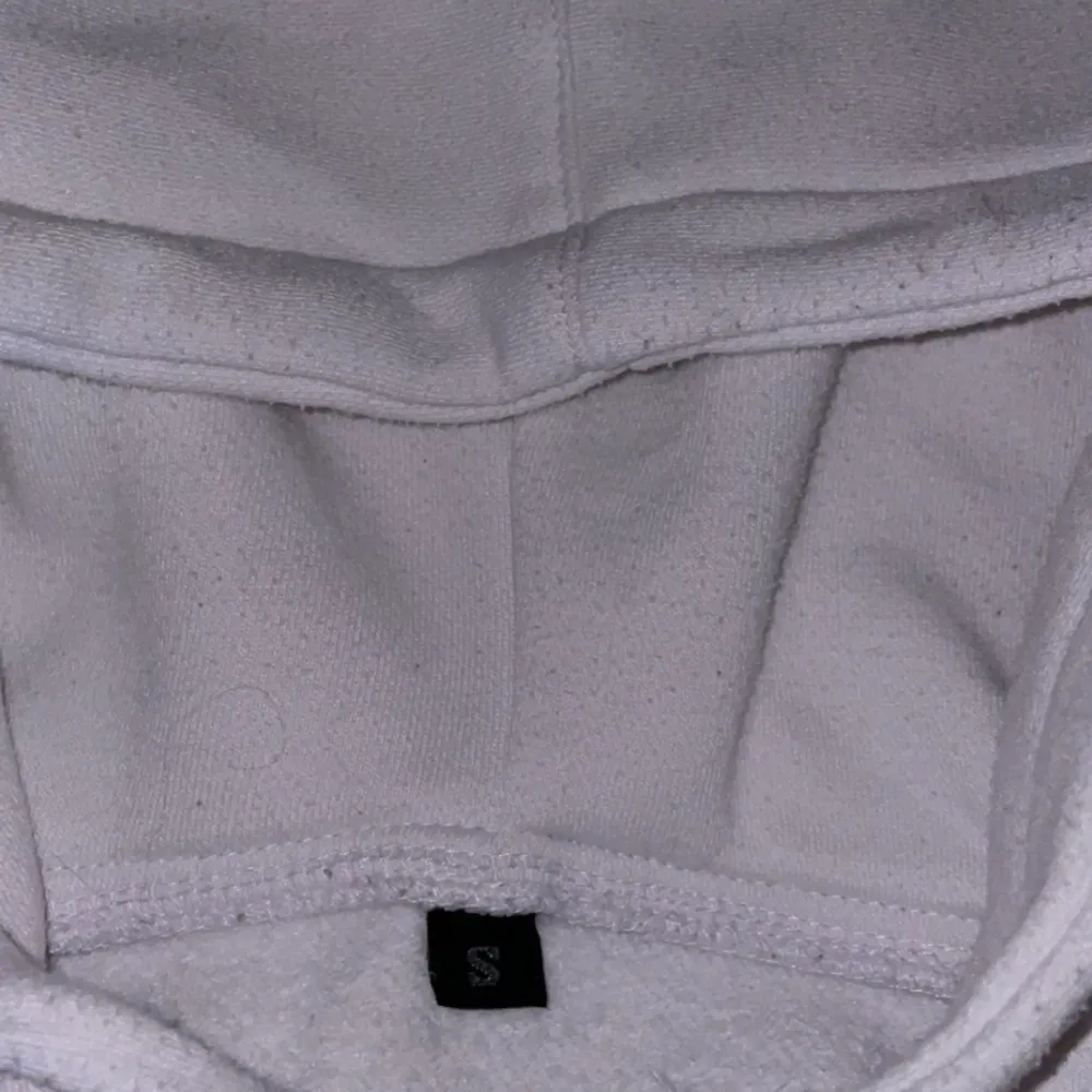 stilren zip hoodie | skick 9/10 | köpt från något insta företag ”kill the rich” | väldigt cozy hoodie🌡️🥵. Hoodies.