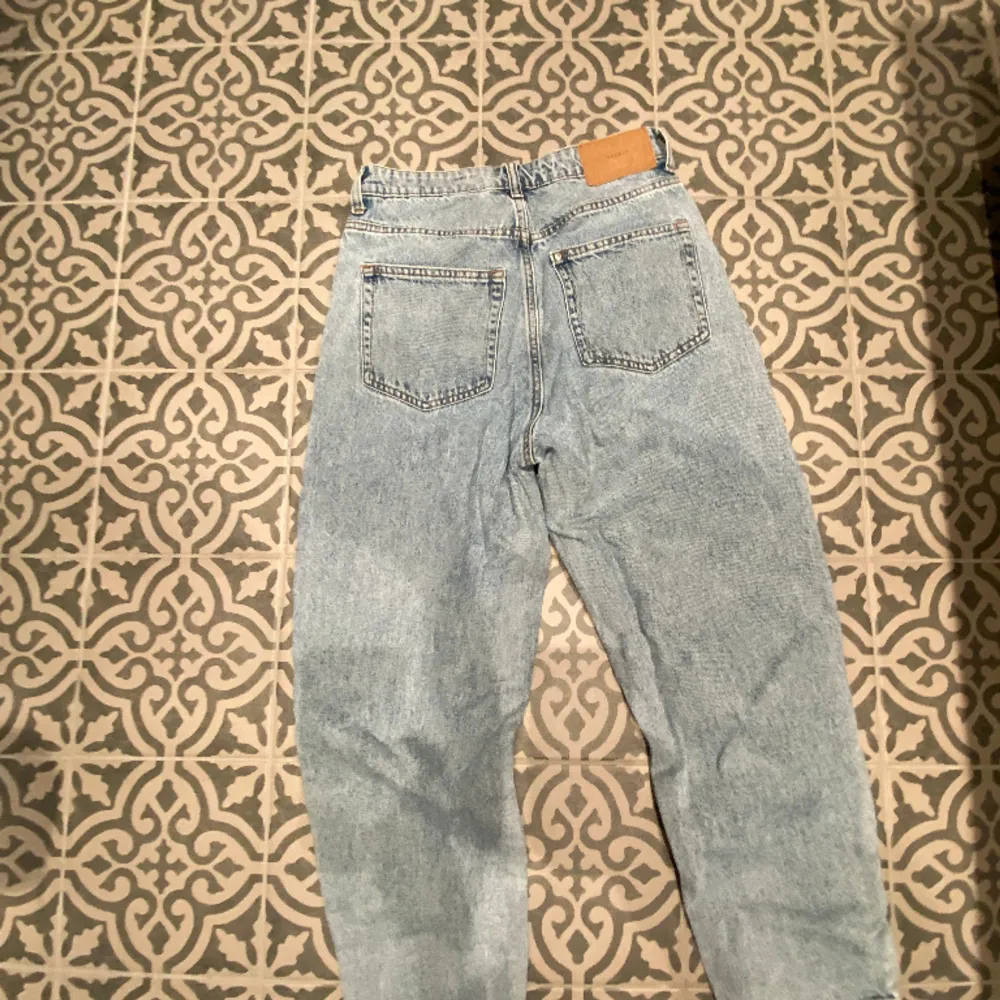 Ljusblå jeans. Loosefit, high waist. Mjukt och skönt tyg. Knappt använda då storleken var för liten. . Jeans & Byxor.