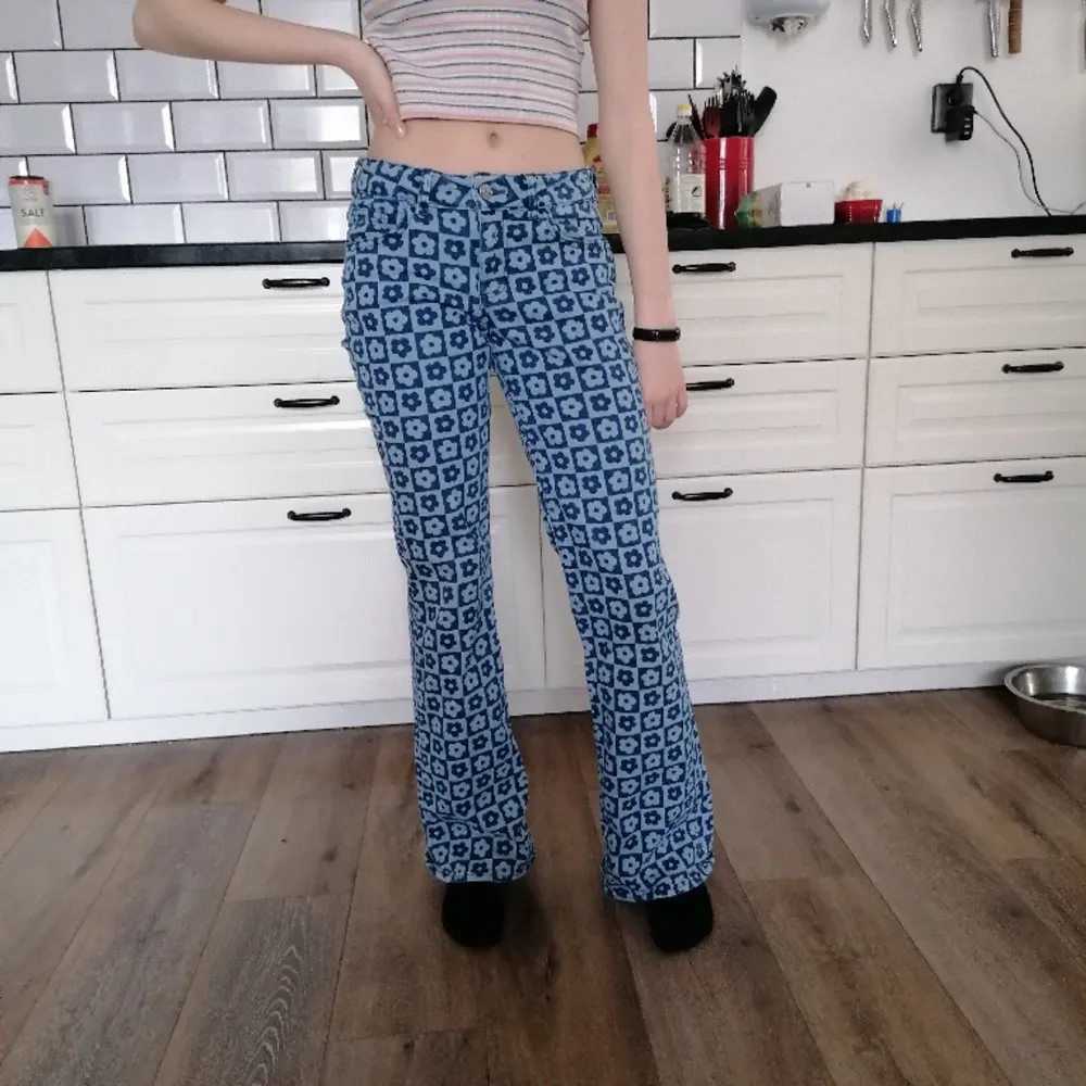 Gulliga jeans med blommigt mönster o botcat som inte kommer till användning. Är i storlek 36 men är endast lite stora till mig som har 32-34 Skriv vid frågor + pris kan diskuteras. Jeans & Byxor.