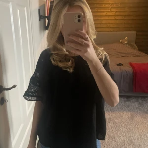 Blus  - Säljer denna blusen som är i mycket bra skick, endast använd 2 gånger! Super fin!💛💛