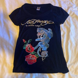 Ed Hardy tröja - Bra skick fast trycket är lite slitet när man strechar på den  100% bomull
