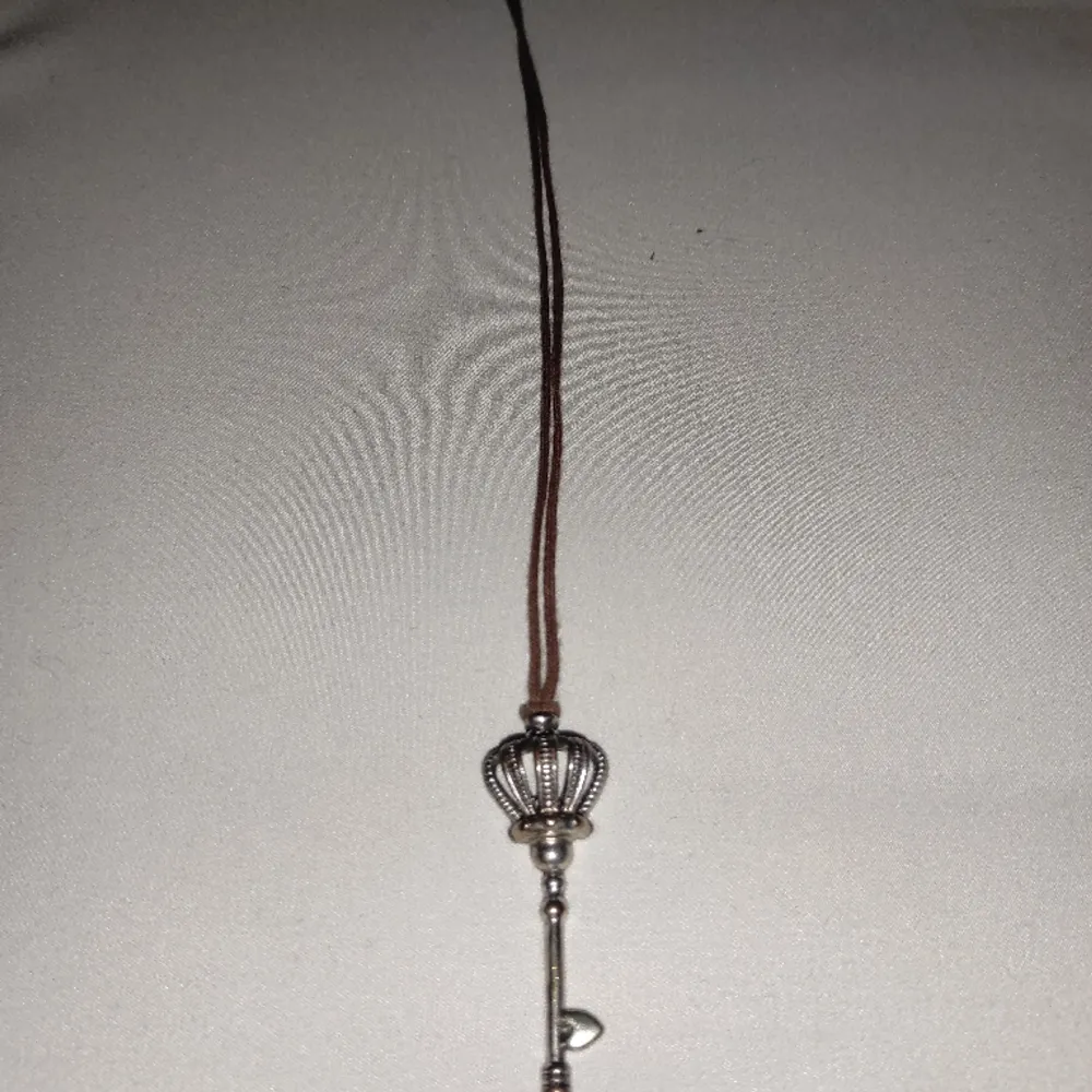 Halsband med form av nyckel med tiara. Från Kalmar slott. Accessoarer.
