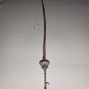 Halsband med form av nyckel med tiara. Från Kalmar slott