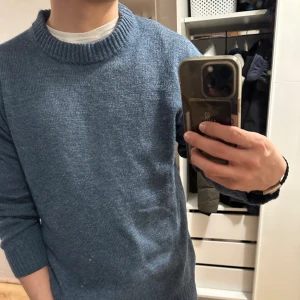 HM stickad tröja - Säljer denna stickade tröja från HM. Aldrig använd och kommer inte till nån användning av mig 😁Säljer för 90kr + frakt