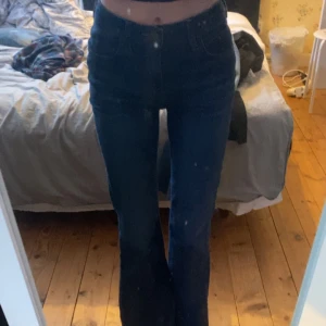 Mörkblå bootcut jeans - Lee jeans, Middle waist , fint skick knappt använda. Passar mig fint som har Xs och 158 cm lång (uppsydda om ja minns rätt) säljes då jag inte diggar färgen på mig.