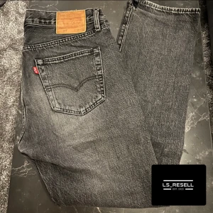 Levis 501 - Mörkgrå Levis 501 i riktigt fint skick. Nypris ligger på 1200kr men mitt pris är 399kr. Bara att höra av sig för fler bilder eller vid funderingar. Storleken är W32 L32