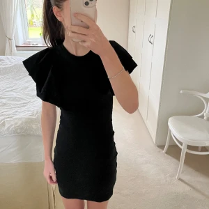 Klänning - Säljer min klänning från zara Perfekt till fest och middagar!! Använd 1 gång