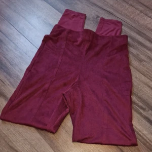 Oanvända leggings  - Nya leggings i mjukt sammets liknande tyg. Storlek 36.