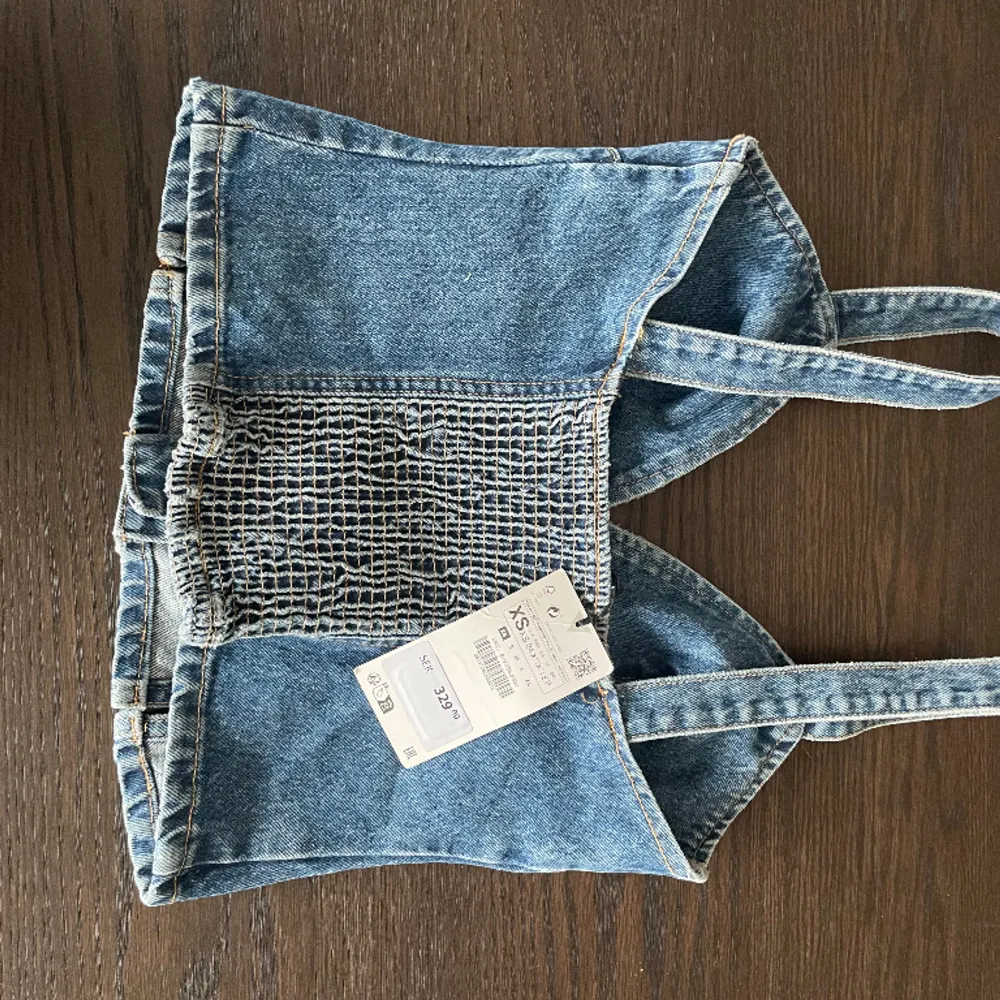 Oanvänd jeans topp från Zara Storlek XS Nypris: 329kr. Toppar.