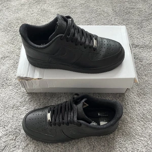 NIKE AIR FORCE 1 BLACK - Säljer att par fräscha airforces som ej kommit till användning🤩 Creaseskydd har använts och medföljer vid köp🌟 Skick 9/10🌟